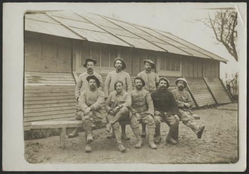 (1Num1/174/1). Photographies de Maurice Focillon avec d'autres soldats dans la Somme (1er à droite) et lorsqu'il est prisonnier de guerre au camp III de Münster ; souvenir de la communion pascale lors de sa captivité au camp de Darmstadt du 25 juillet au 19 novembre 1918.