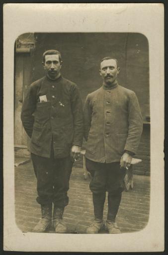 (1Num1/205/1) Photographies d'Henri Bourmeau avec son frère Jean-Marie et en uniforme du 93ème régiment d'infanterie.