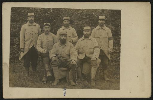 (1Num1/207/1) Daniel Réau avec un groupe de soldats du 137e RI (assis au milieu, vue 1) en mai 1915 et en 1916 (1er rang, au milieu, vue 2), 1915-1916