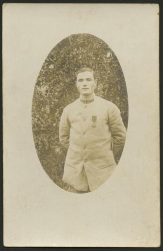 (1Num1/215/1). Portrait de Georges Sachot en tenue du 100e régiment d'infanterie (vue 1) et 4 photographies de groupes où il apparaît : le 27 mai 1915, Georges pose avec ses camarades de Cholet où il s'exerce aux manoeuvres (dernier rang, 3e en partant de la droite - vue 2) ; photographie avec son escouade du 135e RI en mars 1916 (dernier rang, 2e en partant de la gauche - vue 3) ; posant avec des soldats du 100e RI, il est le seul à porter un calot (vue 4). Sur la dernière photographie, il est au fond à droite et devant lui se trouve son ami Louis Auguste Puaud, originaire également du Boupère et mort en 1918 dans la Marne (vue 5).