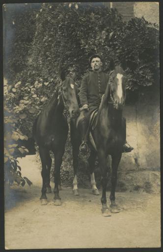 (1Num1/260/2). Photographies de Louis Rocher sur un cheval et avec un camarade (à droite, vue 3), pendant son service militaire en 1911 au 93e régiment d'infanterie.