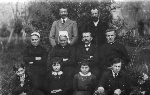 (154 J 9). La famille Théodore PRIM : Théodore, Marie, Jacques, Odile, à Puyrouzeau (Saint-Jean-de-Beugné) vers 1920, à Luçon en 1934.