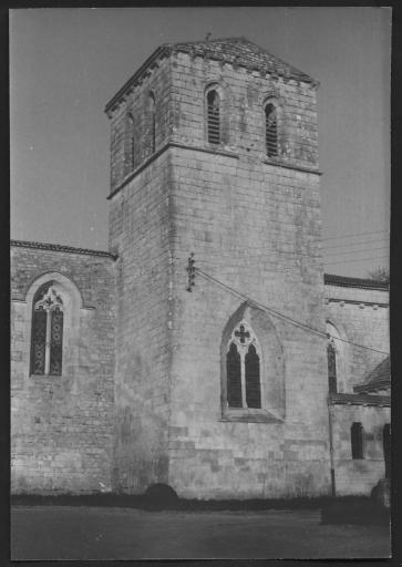 (176 J 107-2). Auzay. - Eglise Notre-Dame : clocher. 1 photographie.