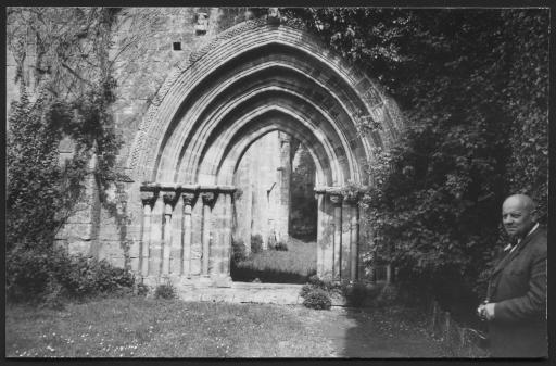 (176 J 107-2). Bois-de-Céné. - Abbaye Notre-Dame : portail de l'église abbatiale, détail d'un chapiteau. 2 photographies.