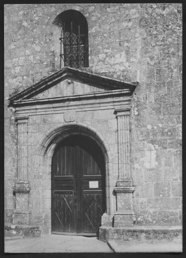 (176 J 107-2). Les Epesses. - Eglise Notre-Dame : portail. 1 photographie.