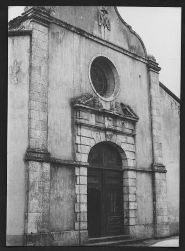 (176 J 107-2). La Flocellière. - Couvent des Carmes : portail. 1 photographie.