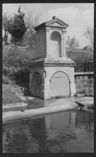 (176 J 107-2). Fontenay-le-Comte. - Fontaine et lavoir dédiés à la Vierge. 2 photographies.