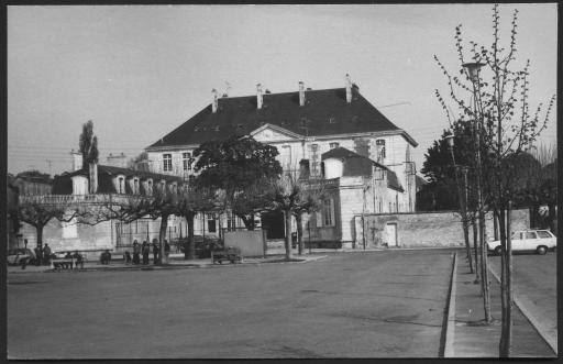 (176 J 107-2). Fontenay-le-Comte. - Caserne Belliard. 2 photographies.