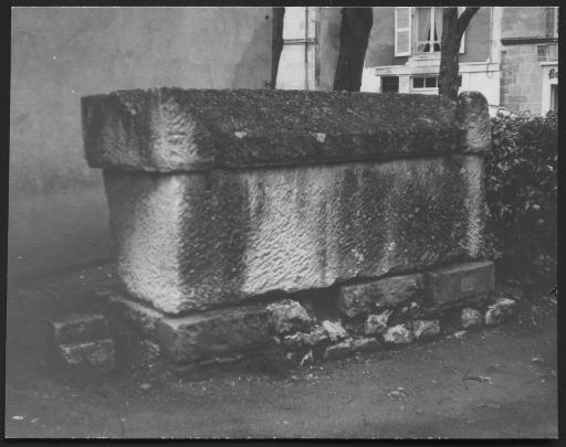 (176 J 107-2). Fontenay-le-Comte. - Sarcophage gallo-romain provenant de Bouillé-Courdault. 1 photographie.