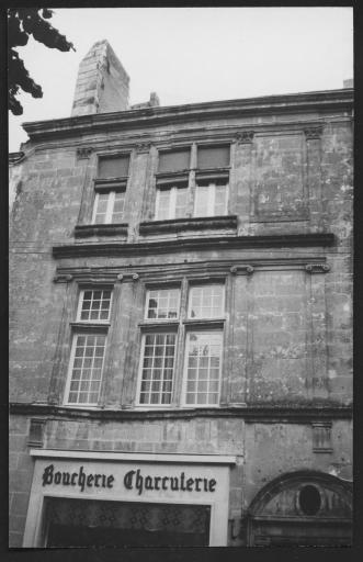 (176 J 107-2). Fontenay-le-Comte. - Hôtel de la Peyratte ou dit de la Pérate, 30 rue Gaston-Guillemet : façade et portail. 2 photographies.