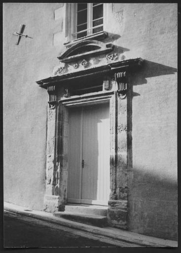 (176 J 107-2). Fontenay-le-Comte. - Portail, 6 rue Goupilleau. 1 photographie.