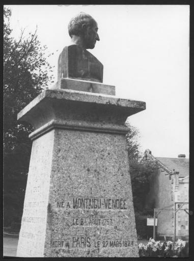 (176 J 107-2). Montaigu. - Buste de La Révellière-Lépeaux d'après David d'Angers. 1 photographie.