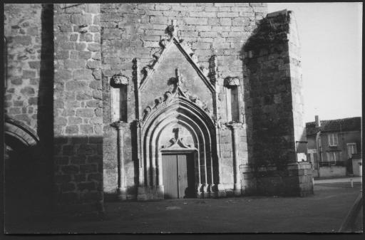 (176 J 107-2). Montournais. - Eglise Notre-Dame de l'Assomption : portail. 1 photographie.