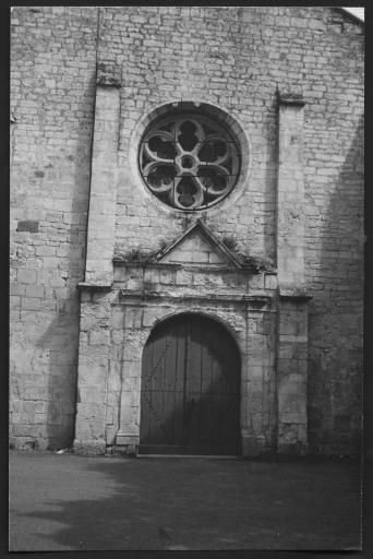 (176 J 107-2). Mouzeuil-Saint-Martin. - Eglise de la Sainte-Trinité : portail. 1 photographie.