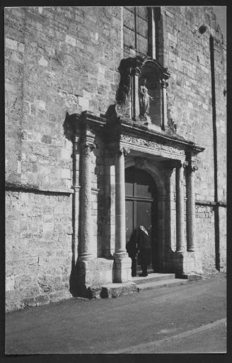 (176 J 107-2). Olonne-sur-Mer. - Eglise Notre-Dame-de-l'Assomption : portail. 1 photographie.