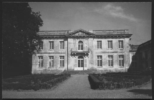 (176 J 107-2). Olonne-sur-Mer. - Château de Pierre-Levée. 1 photographie.