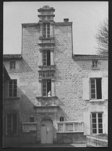 (176 J 107-2). Saint-Hilaire-des-Loges. - Mairie. 1 photographie.