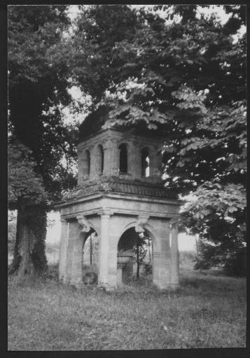 (176 J 107-2). Xanton-Chassenon. - Fontaine Renaissance du château de Chassenon. 2 photographies.