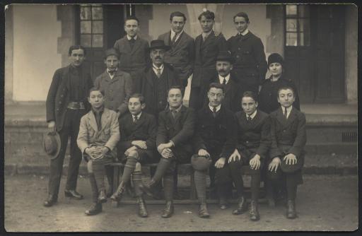 (176 J 5). Elèves et enseignants du collège de Fontenay-le-Comte, 1918-1919 (4 photographies)