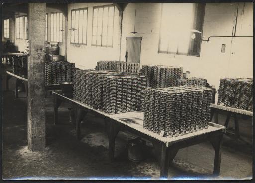 (97 J 119). Photographie des conserves empilées dans l'usine, 1925.