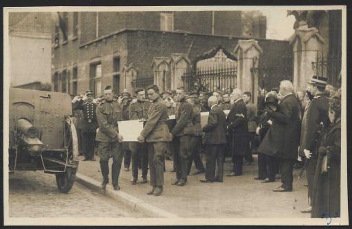 (59 J 50). Erection du monument des vendéens à Tournai (Belgique) en hommage aux 53 soldats vendéens morts le 24 août 1914 en défendant la ville, 24 août 1924 : photographies des cérémonies et du monument, compte rendu dans la presse locale (coupures de presse et journaux le Courrier de l'Escaut les 24-25 août 1924, la Voix du Commerce le 5 juillet 1925). | Courrier de l'Escaut | Voix du Commerce (La)