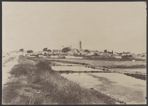 (213 J 95). Le bourg de Noirmoutier, avec le château et l'église : les marais salants en premier plan (vues 1-2), le port en premier plan (vue 4).