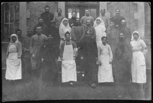 (1 T 1018). Photographie de soldats blessés et des infirmiers posant devant l'hôpital, [1914-1918].