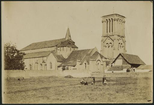 (60 J 236). Photographies de l'ancienne église et des objets découverts lors des fouilles [1897]