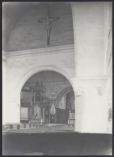 (60 J 357). Eglise paroissiale : photographie de l'intérieur, sd.