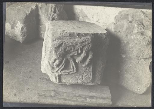 (60 J 477). Chapiteaux trouvés dans les ruines du château des seigneurs de Commequiers à Challans (3 photographies, vues 1-6), une tête en albâtre servant de pavé dans la maréchalerie de M. Charteau (1 photographie, vues 7-8)
