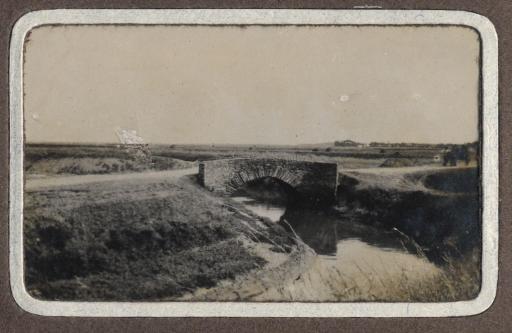 (AAIN 38 E 39 à 42, lot 18). Le pont de la Corbe (vue 1), pont sur le marais (vue 2), le Grand Pont (vue 3).