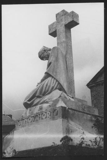 (176 J 107-2). Beaulieu-sous-La-Roche. - Monument aux morts. 1 photographie.