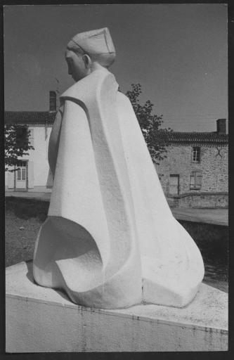 (176 J 107-2). Les Clouzeaux. - Monument aux morts : oeuvre des frères Martel, Jan et Joël, en 1947. 2 photographies.