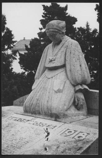 (176 J 107-2). Saint-Gilles-Croix-de-Vie. - Monument aux morts : oeuvre des frères Martel, Jan et Joël. 2 photographies.