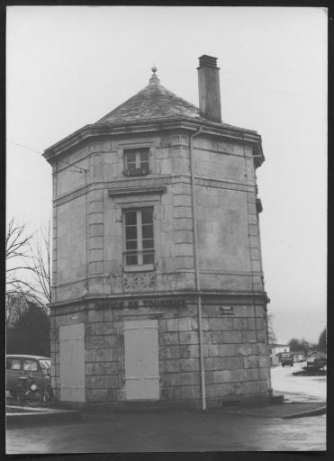 (176 J 107-2). Fontenay-le-Comte. - Pavillon d'octroi, place de la Bascule. 2 photographies.