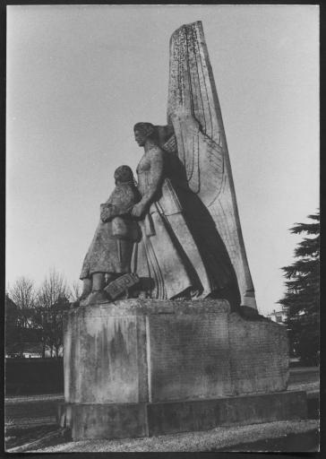 (176 J 107-2). Fontenay-le-Comte. - Monument aux morts de la guerre 1914-1918 : oeuvre du sculpteur Henri Bouchard. 2 photographies.