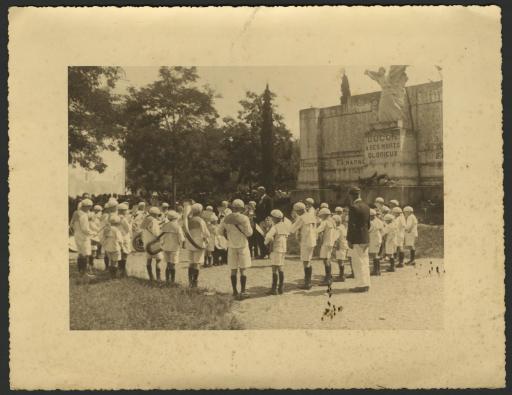 (194J10). Commémoration avec des enfants musiciens devant le monument aux morts, [années 1930].